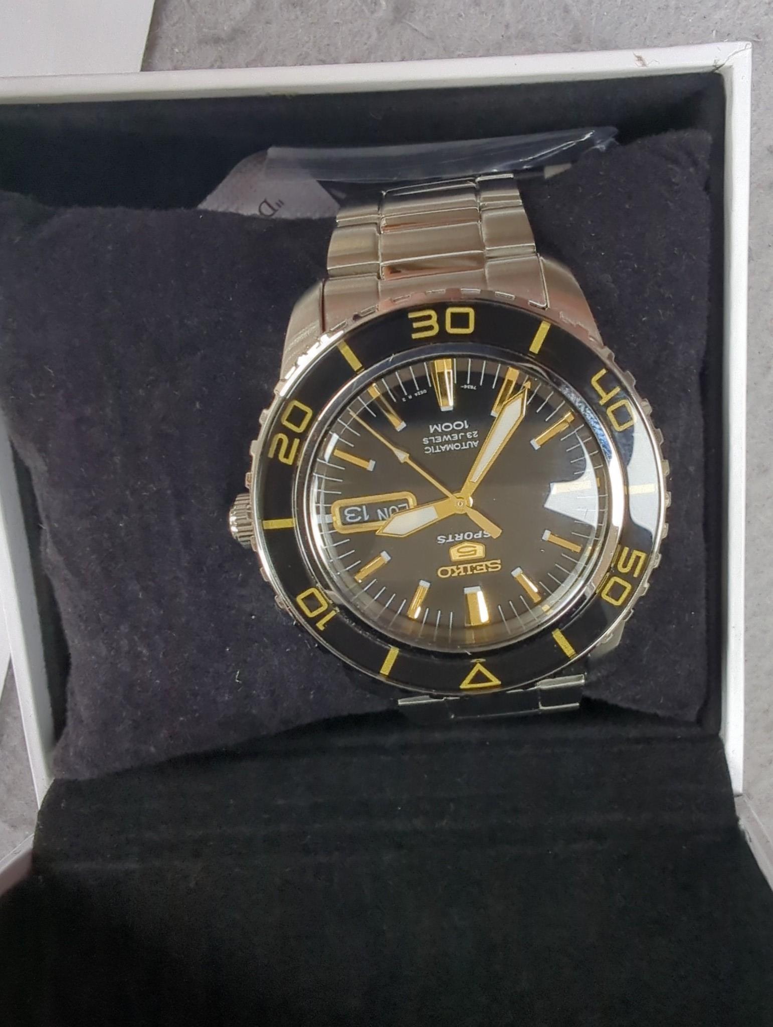 Twenty assorted gentleman's modern wrist watches including Design Lige Watch 1856, Seiko Automatic Divers, Seiko 5 Sport, Seiko Connoisseur quartz, Citizen Ecodrive, Casio Beside, Pagani Design, Maurice Lacroix, Morellat